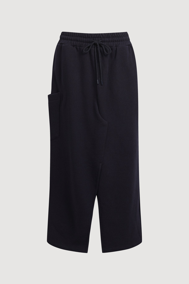 슬릿 포인트 밴딩 스커트

캐주얼하고 미니멀한 스타일의 여성용 스커트입니다. 데일리룩으로 활용하기 좋은, 면 소재의 루즈핏 H라인 스커트입니다. 허리 밴딩과 스트링으로 편안한 착용감을 선사하며, 앞뒤 슬릿 디테일이 활동성을 더합니다. 자수 포인트와 포켓 디테일로 포인트를 주었으며 롱 기장으로 다리 라인을 자연스럽게 커버해 줍니다. 동네 마실룩에 편안하게 매치하세요.
