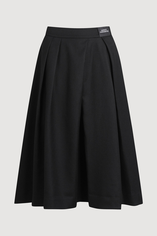 **울 롱 스커트**는 가을과 겨울에 어울리는 여성용 롱스커트입니다. 부드러운 울 소재로 제작되었으며, 클래식하고 베이직한 스타일을 연출합니다. A라인 핏과 플리츠 디자인이 특징이며, 허리 턱 디테일과 지퍼 여밈, 양옆 포켓으로 실용성을 더했습니다. 블랙 컬러의 무지 디자인으로 오피스룩, 겨울 데일리룩, 모임룩 등 다양한 TPO에 활용 가능하며, 미니멀하고 시크한 스타일을 완성합니다.
