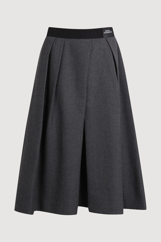 세련된 스타일을 완성하는 울 롱 스커트입니다. 부드러운 촉감의 울 소재로 제작되어 가을, 겨울 시즌 따뜻하게 착용할 수 있습니다. 클래식하고 베이직한 디자인에 A라인 핏으로, 허리 턱 디테일이 더해져 고급스러운 실루엣을 연출합니다. 무지 디자인에 플리츠 치마 타입으로, 오피스룩, 겨울 데일리룩, 모임룩 등 다양한 TPO에 활용 가능합니다. 안감과 양 옆 포켓, 지퍼 여밈으로 실용성까지 갖춘 레귤러핏 스커트입니다.
