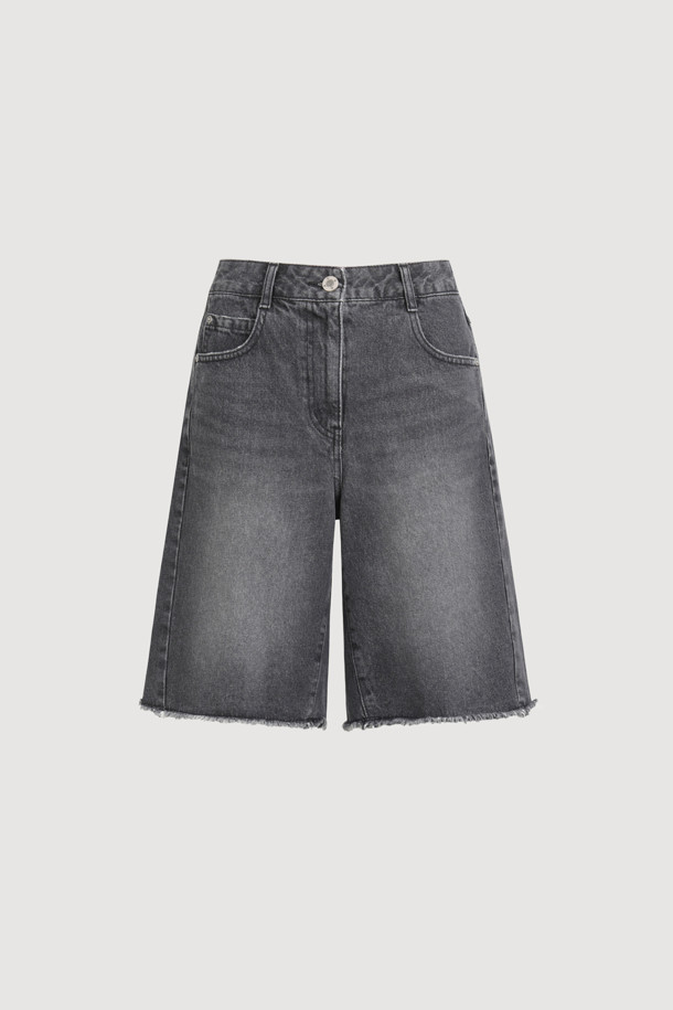 세련된 데일리룩을 완성해 줄 하이웨이스트 버뮤다 데님 팬츠입니다. 부드러운 촉감의 데님 소재로 제작되어 편안한 착용감을 선사하며, 와이드핏 디자인으로 다리 라인을 더욱 슬림하게 연출해 줍니다. 5부 기장감과 무지 디자인이 베이직하면서도 캐주얼한 스타일을 연출하며, 쇼핑이나 동네 마실룩에 제격입니다. 하이웨이스트, 지퍼/버튼 여밈, 사이드 포켓, 힙 포켓 및 스티치 디테일로 실용성과 디자인을 모두 갖췄습니다. 그레이 컬러로 어떤 상의와도 쉽게 매치하여 미니멀하고 클래식한 스타일을 완성할 수 있습니다.
