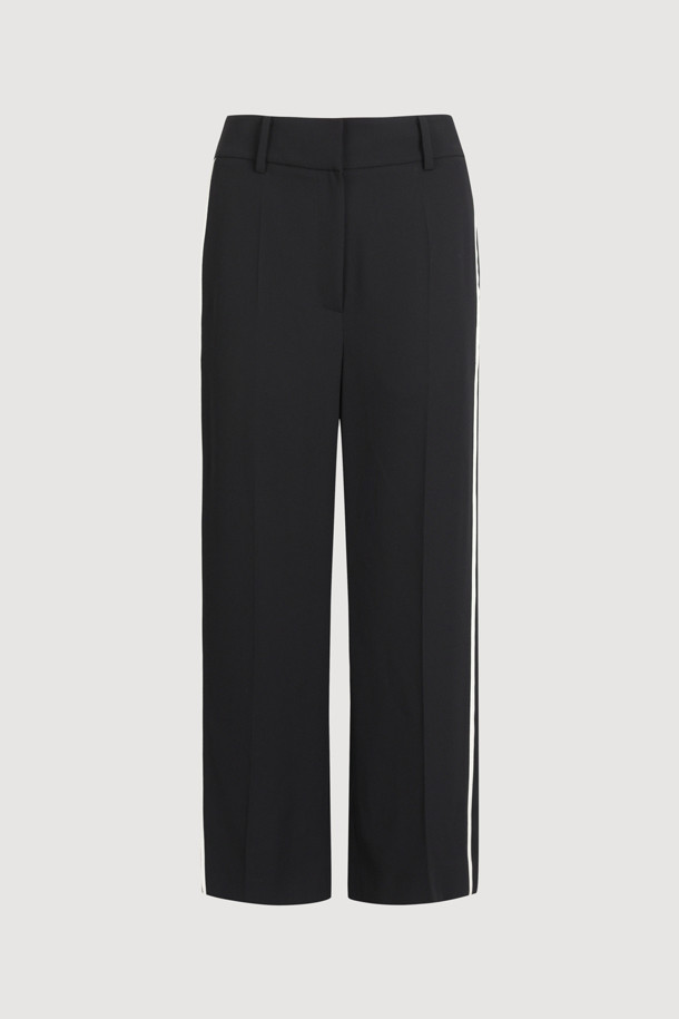 세련된 무드의 사이드 더블 라인 팬츠입니다. 블랙 컬러의 무지 디자인으로, 캐주얼, 스포티, 미니멀 스타일을 연출하기 좋습니다. 허리 뒷면 밴딩 처리와 얇고 부드러운 촉감으로 편안한 착용감을 선사합니다. 와이드핏 긴바지로, 사이드 배색 라인과 히든 버튼, 지퍼와 더블 스냅 여밈 디테일이 돋보입니다. 일상, 여행, 산책 등 다양한 TPO에 활용하여 스타일리시함을 더해보세요.
