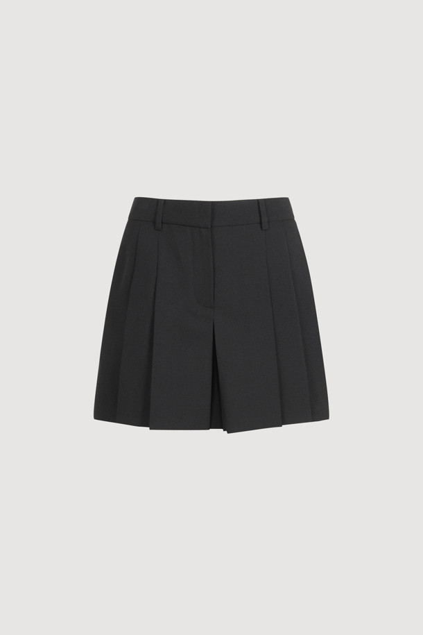 투 턱 플리츠 쇼츠는 블랙 컬러의 여성 숏팬츠입니다. 클래식, 미니멀, 시크한 스타일을 연출하기에 적합하며, 데이트룩, 오피스룩, 모임룩 등 다양한 TPO에 활용할 수 있습니다. 플리츠 디테일과 힙 플랩 로고 자수가 특징이며, 센터 지퍼, 버튼과 2 후크 클로징으로 깔끔하게 마무리되었습니다. 슬릿 포켓 디자인으로 실용성을 더한 이 쇼츠는 봄, 여름 시즌에 시원하게 착용하기 좋습니다.
