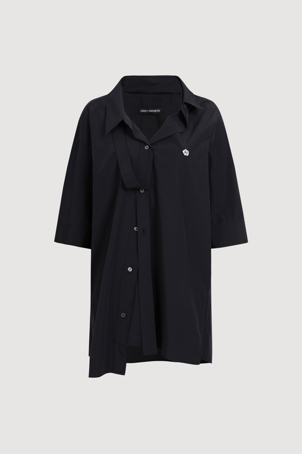 타이 코튼 셔츠 블라우스 (블랙)는 부드러운 면 소재로 제작되어 편안한 착용감을 선사합니다. 봄, 여름, 가을 계절에 활용하기 좋으며, 루즈핏 디자인과 비대칭 컷팅이 특징입니다. 카라넥과 반소매 기장으로 단정하면서도 세련된 느낌을 주며, 미니멀하고 베이직한 스타일을 연출합니다. 데이트룩, 카페룩 등 다양한 TPO에 맞춰 클래식하고 캐주얼하게 코디할 수 있습니다. 무지 블랙 컬러로 어떤 옷에도 매치하기 쉬워 활용도가 높습니다.
