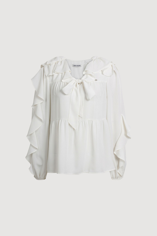 프릴 리본 넥 블라우스는 우아하고 페미닌한 무드를 연출하는 여성 블라우스입니다. 봄, 여름 시즌에 어울리는 얇고 부드러운 촉감의 화이트 컬러 블라우스로, 루즈핏 디자인에 긴 소매 기장으로 제작되었습니다. 리본 넥과 프릴 디테일이 여성스러운 포인트를 더하며, 가벼운 텍스처와 풍성한 실루엣이 특징입니다. 데이트룩, 카페룩, 모임룩 등 다양한 TPO에 클래식, 로맨틱, 미니멀 스타일로 연출하기 좋습니다. 실버 로고와 게더 주름 디테일이 고급스러움을 더합니다.
