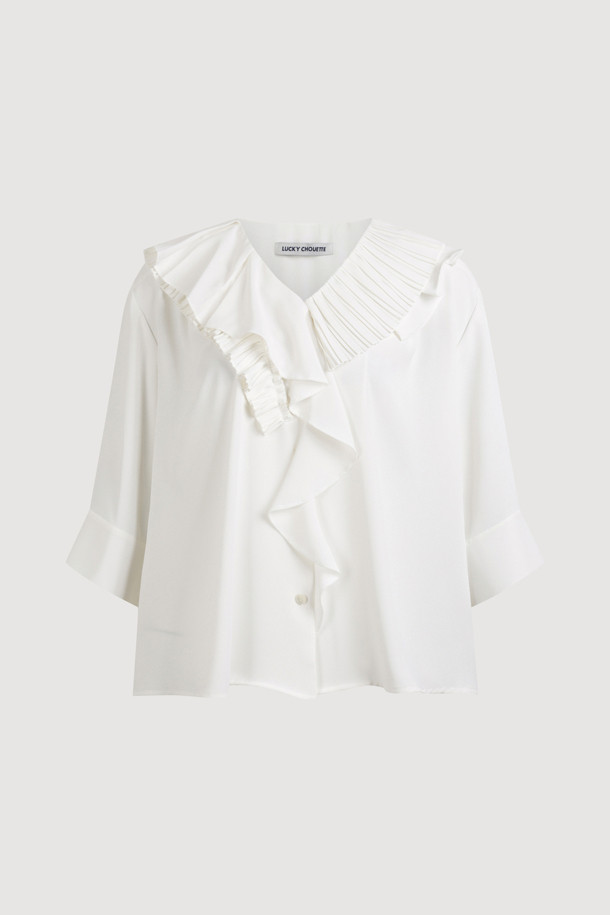 플리츠넥 러플 블라우스는 우아하고 여성스러운 분위기를 연출하는 상의입니다. 얇은 두께감과 부드러운 촉감으로 봄, 여름에 시원하게 착용하기 좋습니다. 플리츠넥 디자인과 러플 디테일이 돋보이며, 루즈핏으로 편안한 착용감을 선사합니다. 5부 소매 기장에 옆트임, 뒷면 셔링과 언밸런스 디자인으로 포인트를 더했습니다. 데이트룩, 카페룩, 모임룩 등 다양한 TPO에 클래식, 로맨틱, 미니멀 스타일로 연출해 보세요.
