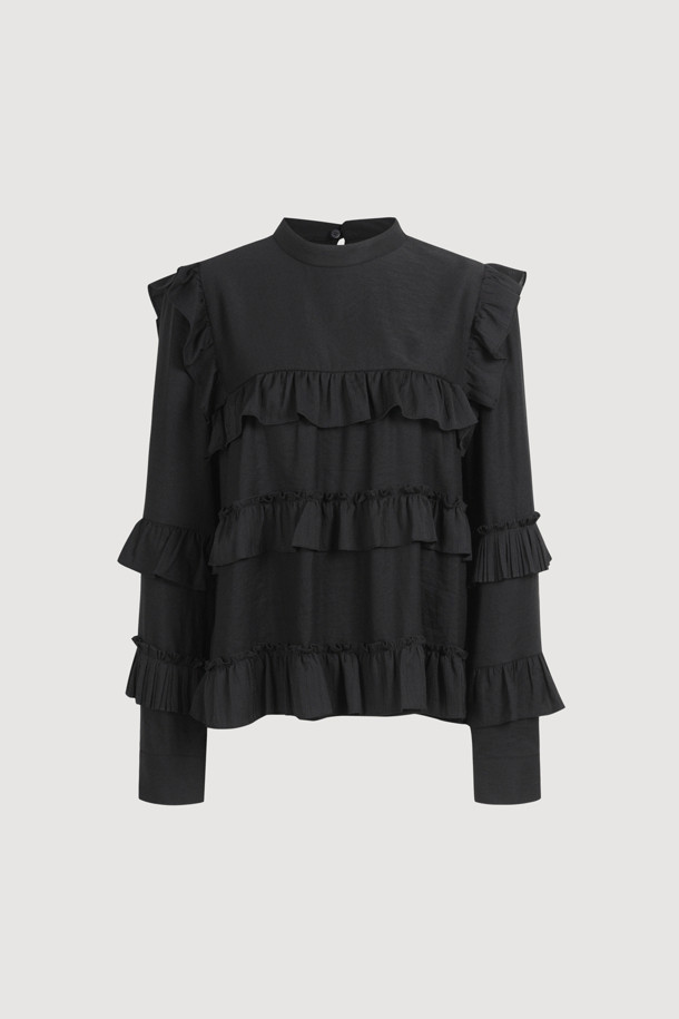 프릴 티어드 블라우스는 우아한 무드를 연출하는 여성 의류입니다. 봄, 가을에 어울리는 긴소매 블라우스로, 블랙 색상의 무지 디자인이 특징입니다. 하이넥 라인과 레귤러핏으로 제작되었으며, 부드러운 폴리에스테르 소재를 사용하여 편안한 착용감을 선사합니다. 데이트룩, 모임룩, 오피스룩 등 다양한 TPO에 활용 가능하며, 클래식, 미니멀, 시크 스타일을 즐기는 분들께 추천합니다. 얇은 두께감과 프릴, 티어드 디테일이 돋보이는 블라우스입니다.
