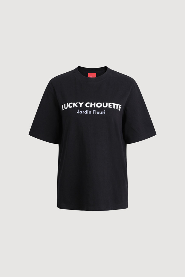 로고 하프 슬리브 티셔츠는 부드러운 면 소재로 제작되어 편안한 착용감을 선사합니다. 블랙 컬러의 베이직한 디자인으로, 봄, 여름 시즌 데일리룩에 활용하기 좋습니다. 깔끔한 핏과 넥 라인 리브 마감으로 심플하면서도 세련된 느낌을 줍니다. 로고 디테일이 포인트로 더해져 캐주얼, 미니멀, 클래식 등 다양한 스타일을 연출할 수 있으며, 동네 마실룩이나 여행룩으로 편안하게 코디할 수 있습니다. 반소매 기장으로 활동성을 높였습니다.
