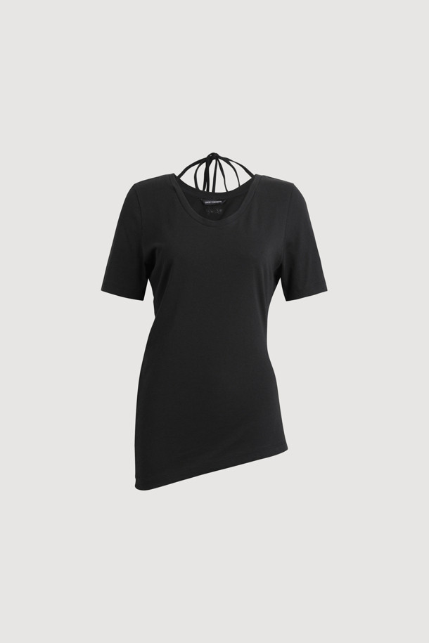 넥 리본 스트링 티셔츠는 여성 의류로, 봄과 여름에 어울리는 베이직 스타일의 티셔츠입니다. 블랙 색상에 레귤러 핏으로 제작되었으며, 넥 라인의 리본 스트링 디테일이 특징입니다. 면 소재로 제작되어 편안한 착용감을 제공하며, 반소매 기장과 사선 밑단 디자인이 돋보입니다. 데이트룩이나 카페룩에 매치하여 미니멀, 캐주얼, 클래식 무드를 연출할 수 있으며, 뒷면 레터링 자수 디테일이 포인트를 더합니다.
