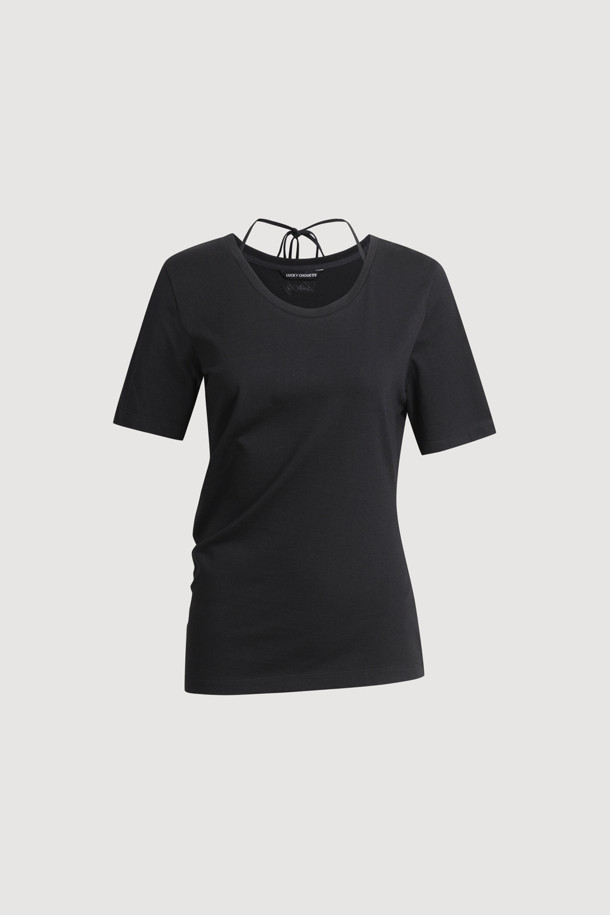 넥 리본 스트링 티셔츠는 여성 의류로, 봄, 여름에 착용하기 좋은 무지 티셔츠입니다. 블랙 컬러의 면 소재로 제작되었으며, 얇은 두께감과 부드러운 촉감이 특징입니다. 넥 라인에는 리본 스트링 디테일이, 뒷면에는 레터링 자수, 밑단에는 사선 디자인이 더해져 베이직하면서도 미니멀, 캐주얼, 클래식 스타일을 연출하기 좋습니다. 레귤러핏에 반소매 기장으로 편안하게 착용할 수 있습니다.
