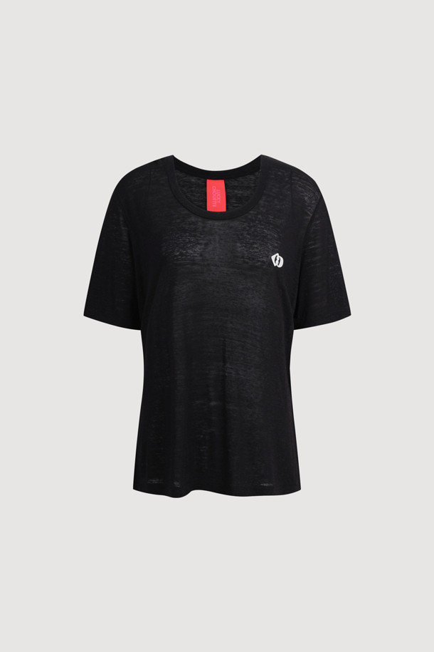 유넥 슬럽 티셔츠는 일상에서 편안하게 착용하기 좋은 공용 티셔츠입니다. 부드러운 슬럽 소재로 제작되어 얇고 가벼운 착용감을 제공하며, 봄, 여름 시즌에 시원하게 입을 수 있습니다. 레귤러 핏으로 제작되어 다양한 스타일 연출에 용이하며, U넥 디자인으로 세련된 느낌을 더했습니다. 블랙 컬러에 로고 패치 디테일이 더해져 베이직하면서도 빈티지한 무드를 연출합니다. 동네 마실룩이나 여행룩 등 캐주얼, 미니멀, 클래식 스타일 모두 소화 가능한 활용도 높은 아이템입니다.
