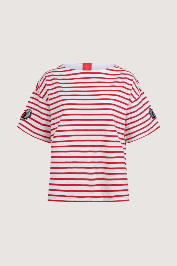 레드와 화이트 컬러의 스트라이프 패턴이 돋보이는 박시 핏 반소매 티셔츠입니다. 봄, 여름 시즌에 어울리는 얇은 두께감과 부드러운 면 소재로 제작되어 편안한 착용감을 선사합니다. 라운드넥 디자인에 슈에뜨 뱃지 디테일을 더하여 캐주얼하면서도 미니멀한 스타일을 연출합니다. 동네 마실룩이나 봄 소풍룩으로 활용하기 좋은 아이템입니다. 여성 고객을 위한 상의입니다.
