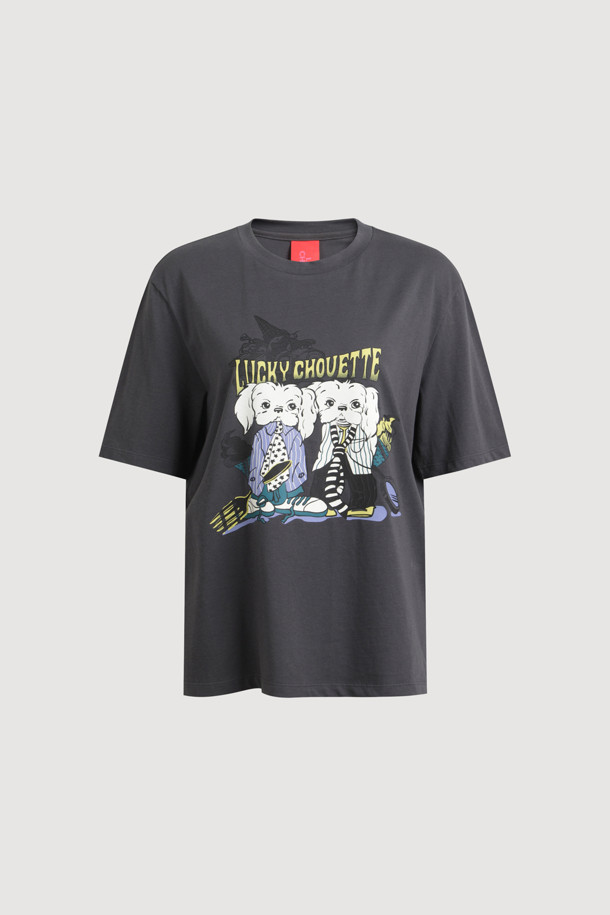 블랙 컬러의 개 프린팅 반팔 티셔츠입니다. 면 소재로 제작되어 부드러운 촉감을 선사하며, 일상생활에서 편안하게 착용하기 좋습니다. 캐주얼하고 미니멀한 스타일을 연출하며, 라운드넥과 레귤러핏으로 디자인되어 있습니다. 봄, 여름 시즌에 동네 마실룩이나 여행룩으로 활용하기 좋은 아이템입니다. 리브 짜임 넥라인으로 마감하여 퀄리티를 높였습니다.
