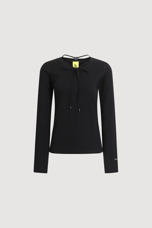 넥 스트랩 포인트 티셔츠는 면 소재로 제작되어 부드러운 촉감이 특징이며, 봄, 여름 시즌에 착용하기 좋습니다. 라운드넥에 슬림핏으로 디자인되어 미니멀, 캐주얼, 클래식 스타일을 선호하는 분들께 추천합니다. 탈착 가능한 넥 스트랩이 있어 다양한 연출이 가능하며, 소매 로고 라벨이 포인트입니다. 데이트룩, 카페룩 등 일상에서의 스타일링에 활용하기 좋은 베이직한 무드의 티셔츠입니다. 블랙 컬러의 무지 디자인으로 어떤 옷에도 쉽게 매치할 수 있습니다.
