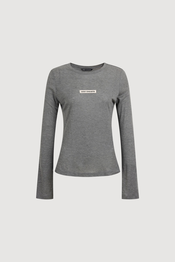 로고 라벨 포인트 티셔츠는 여성용 의류로, 베이직하면서 미니멀한 스타일을 추구하는 분들을 위한 긴소매 티셔츠입니다. 부드러운 면 소재에 슬림핏으로 제작되어 편안한 착용감을 선사하며, 그레이 컬러가 어떤 옷에도 잘 어울립니다. 라운드넥 디자인으로 깔끔한 느낌을 주며, 얇은 두께감과 시스루 소재를 사용하여 은은한 포인트를 더했습니다. 봄, 가을 계절에 활용하기 좋으며, 미니멀, 클래식, 캐주얼 스타일을 모두 소화할 수 있습니다.
