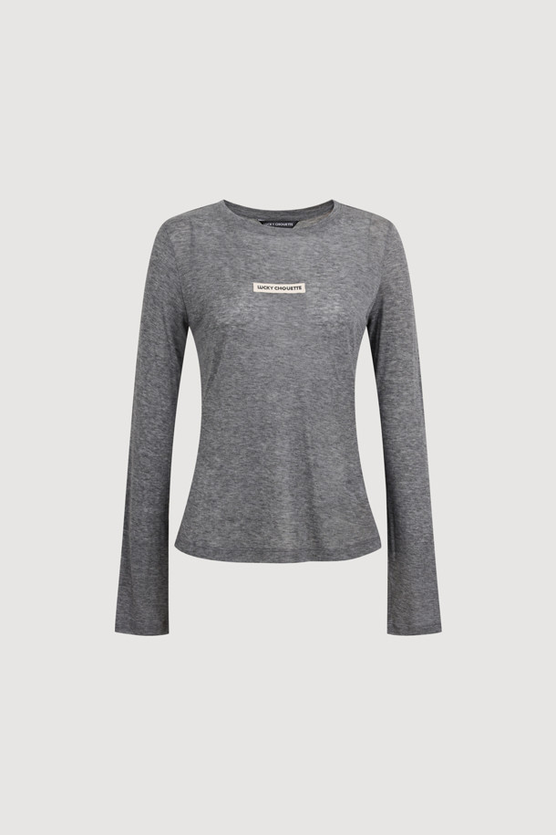 로고 라벨 포인트 티셔츠는 여성스러운 실루엣을 연출하는 슬림핏 티셔츠입니다. 부드러운 촉감의 얇은 두께감과 시스루 소재가 특징이며, 라운드넥 디자인으로 세련된 느낌을 더합니다. 봄, 가을 시즌에 착용하기 좋으며, 베이직하고 미니멀한 스타일을 선호하는 분들께 적합합니다. 데이트룩, 카페룩 등 다양한 TPO에 활용할 수 있으며, 미니멀, 클래식, 캐주얼 스타일을 연출하기 좋습니다. 로고 라벨 포인트가 돋보여 단독으로도, 레이어드해서도 멋스럽게 연출할 수 있습니다.
