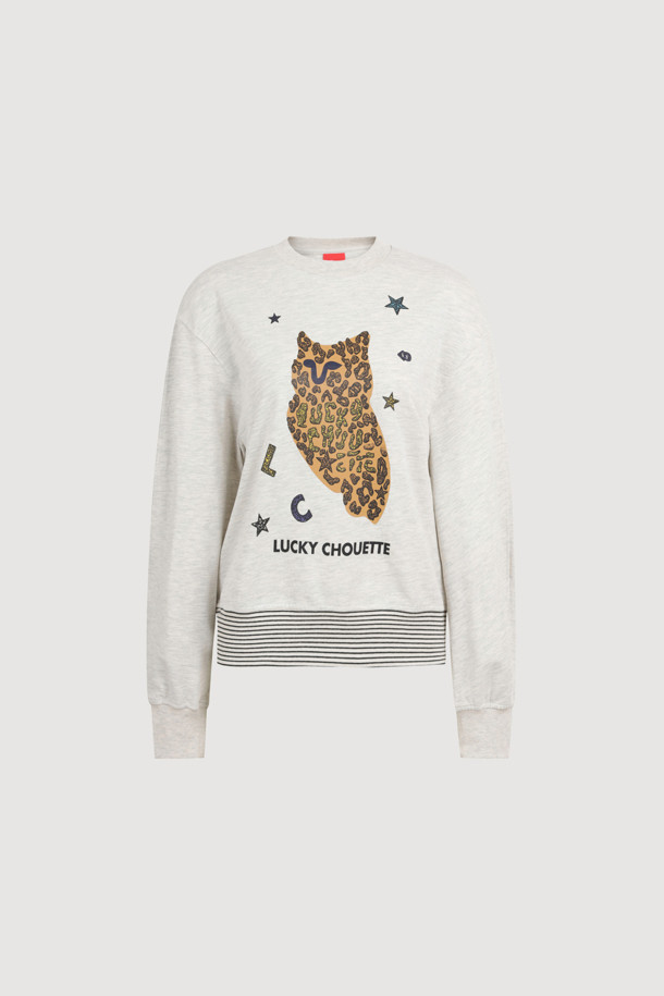 레오파드 슈에뜨 티셔츠는 여성용 티셔츠로, 캐주얼한 일상룩에 적합합니다. 부드러운 면 소재에 오버핏으로 편안한 착용감을 선사하며, 라운드넥과 긴 소매 디자인입니다. 화이트와 베이지 두 가지 색상으로 출시되었으며, 레오파드, 스트라이프, 슈에뜨 프린팅, 밑단 스트라이프 배색이 돋보이는 디자인입니다. 동네 마실룩이나 카페룩에 미니멀하고 클래식한 스타일을 더해줍니다.
