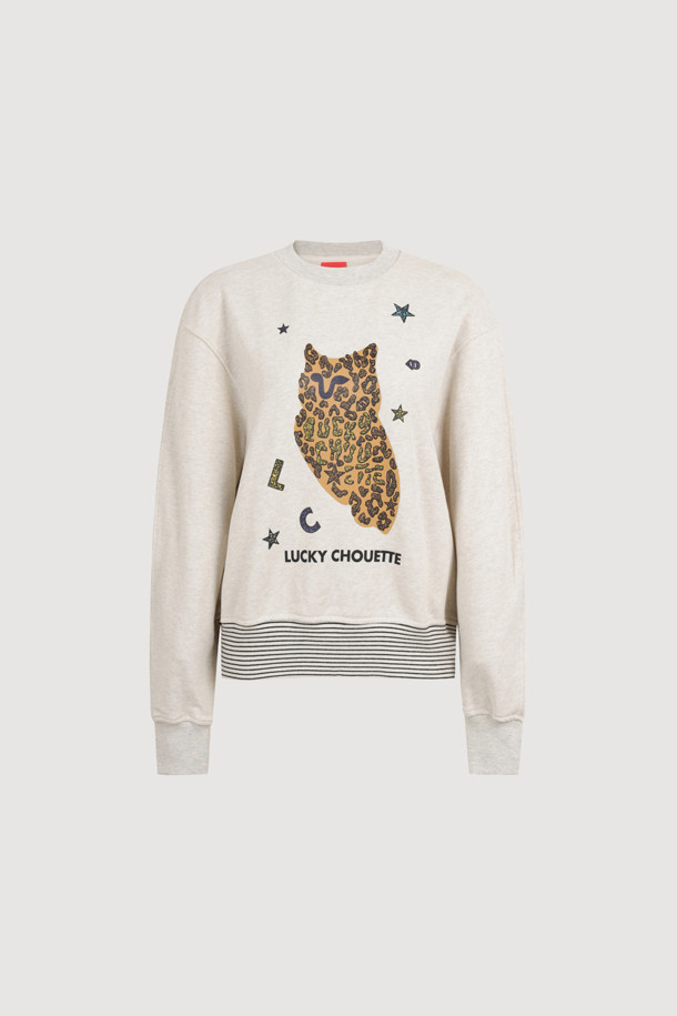 레오파드 슈에뜨 티셔츠는 아이보리, 블랙 두 가지 색상으로 만나볼 수 있는 여성 긴소매 티셔츠입니다. 캐주얼한 스타일을 연출하기 좋으며, 봄, 가을 시즌에 적합합니다. 면 소재로 제작되어 편안한 착용감을 선사하며, 오버핏 디자인과 라운드넥으로 편안함을 더했습니다. 밑단 리브 마감과 슈에뜨 프린팅으로 포인트를 주어 동네 마실룩, 산책룩 등 다양한 TPO에 활용하기 좋습니다.
