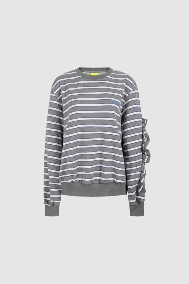 프릴 라인 스트라이프 티셔츠 (그레이)는 캐주얼, 미니멀, 클래식 스타일을 즐기는 여성분들을 위한 아이템입니다. 봄, 가을에 어울리는 긴 소매의 레귤러핏 티셔츠로, 라운드넥 디자인에 프릴 디테일이 더해져 여성스러운 무드를 연출합니다. 면 소재로 제작되어 편안한 착용감을 제공하며, 데이트룩이나 카페룩과 같은 일상적인 TPO에 활용하기 좋습니다. 그레이 컬러의 스트라이프 패턴이 세련된 느낌을 더하며, 리브 마감으로 깔끔하게 마무리되었습니다.
