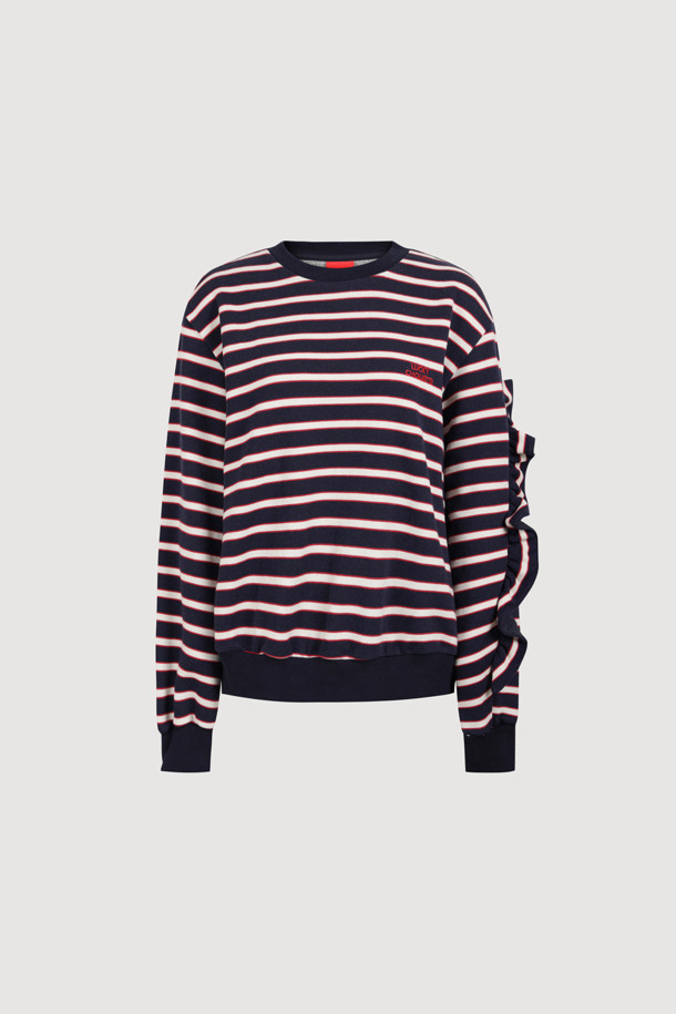 다크 네이비 색상의 Frill Line Stripe 티셔츠입니다. 라운드넥 디자인에 긴 소매 기장으로 제작되어 봄, 가을 간절기에 적합합니다. 부드러운 촉감과 신축성이 돋보이며, 프릴 디테일이 여성스러운 포인트를 더합니다. 캐주얼, 미니멀, 클래식 스타일을 즐겨 입는 분들께 추천하며, 동네 마실룩, 산책룩으로 편안하게 연출하기 좋습니다. 스트라이프 패턴이 경쾌한 느낌을 줍니다.
