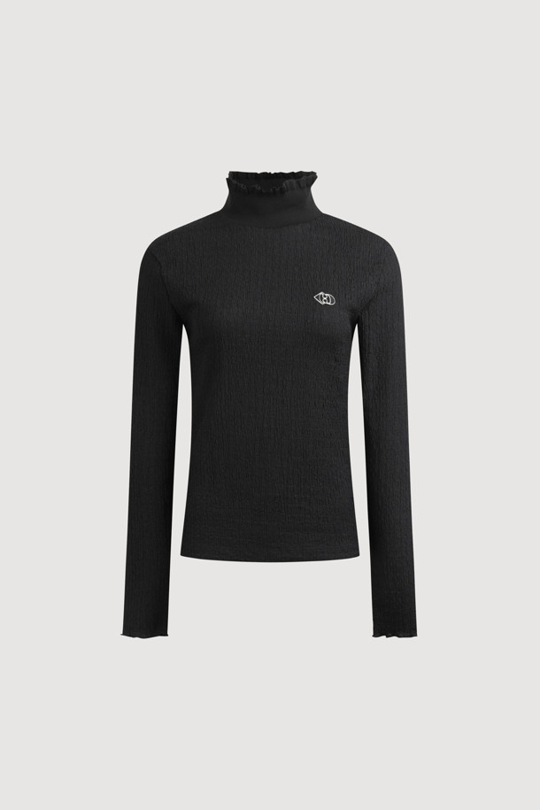 블랙 컬러의 린클 프릴 헴 티셔츠입니다. 부드러운 면 소재로 제작되어 봄, 가을에 착용하기 좋으며, 슬림핏 디자인으로 여성스러운 실루엣을 연출합니다. 하프넥과 긴 소매 기장으로 세련된 느낌을 더하며, 크롭 기장으로 트렌디함을 더했습니다. 베이직한 스타일로 데이트룩, 모임룩 등 다양한 TPO에 활용 가능하며, 미니멀, 캐주얼, 클래식 무드를 즐기는 고객에게 적합합니다. 특히 밑단 프릴 디테일이 포인트입니다.
