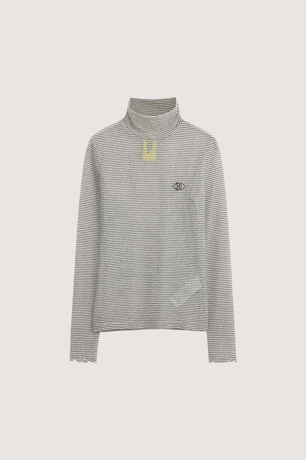 스트라이프 튤 하이넥 티셔츠는 여성의 일상에 베이직하면서도 세련된 포인트를 더해줄 티셔츠입니다. 부드러운 촉감의 튤 소재에 그레이 컬러와 스트라이프 패턴을 더해 은은한 여성스러움을 강조합니다. 하이넥 디자인과 긴 소매, 프릴 소맷단 디테일이 클래식하고 미니멀한 스타일을 완성하며, 데이트룩, 카페룩, 모임룩 등 다양한 TPO에 활용하기 좋습니다. 레귤러핏으로 편안하게 착용 가능하며, 심플한 디자인에 심볼 패치로 포인트를 주어 걸리시한 무드를 더했습니다. 봄, 가을 시즌에 활용하기 좋은 아이템입니다.
