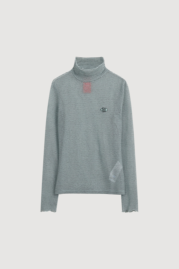 스트라이프 튤 하이넥 티셔츠는 여성 의류로, 봄, 가을에 착용하기 좋습니다. 베이직한 스타일의 레귤러핏 티셔츠로, 그레이 컬러의 스트라이프 패턴이 특징입니다. 튤 소재로 제작되어 부드러운 촉감을 선사하며, 하이넥 디자인과 긴 소매, 프릴 소맷단 디테일이 돋보입니다. 데이트룩, 클래식, 미니멀, 캐주얼 스타일을 연출하기에 적합하며, 심볼 패치가 포인트로 더해졌습니다.
