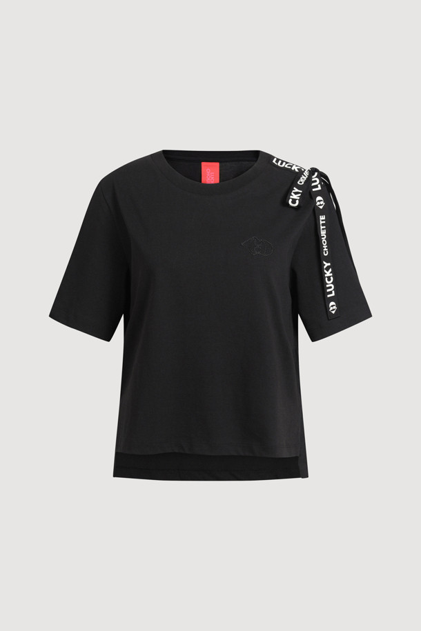 로고 스트랩 하프 슬리브 티셔츠는 부드러운 면 소재로 제작되어 편안한 착용감을 선사합니다. 블랙 컬러의 라운드넥 반소매 티셔츠로, 어깨 부분의 로고 스트랩과 가슴 로고 자수 디테일이 돋보입니다. 밑단 슬릿과 앞뒤 언밸런스 기장 디자인으로 캐주얼하면서도 스포티한 무드를 연출할 수 있습니다. 일상복과 산책룩으로 활용하기 좋으며, 신축성이 있어 활동성을 높여줍니다.
