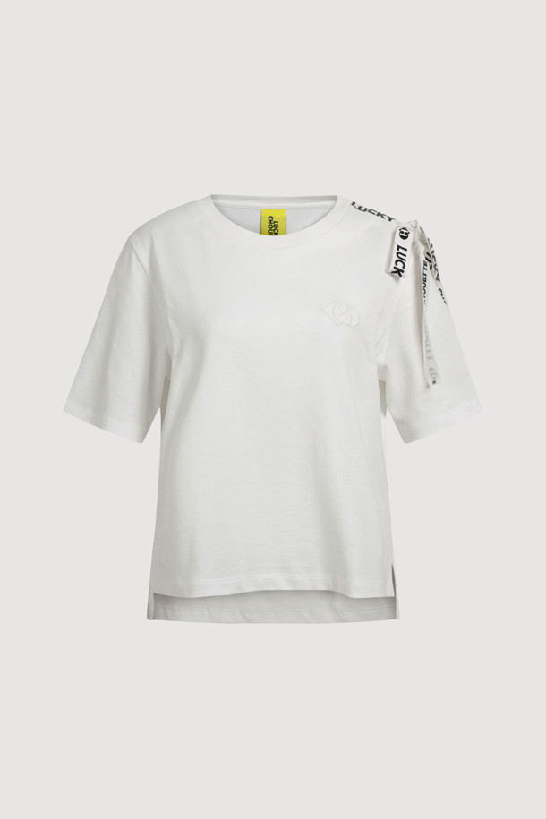 로고 스트랩 하프 슬리브 티셔츠는 부드러운 면 소재로 제작되어 편안한 착용감을 선사합니다. 라운드 넥 라인과 리브 짜임으로 깔끔함을 더하고, 로고 스트랩 장식과 로고 자수 디테일이 스포티한 무드를 연출합니다. 크롭 기장에 앞뒤 언밸런스 디자인으로 트렌디함을 살렸으며, 옆트임 디테일로 활동성을 높였습니다. 봄, 여름 시즌 데일리룩, 여행룩, 봄 소풍룩 등 다양한 TPO에 캐주얼, 미니멀, 스포티 스타일로 활용하기 좋습니다.
