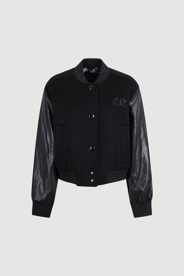 **레더 슬리브 포인트 점퍼 (블랙)**

가을, 겨울 시즌에 착용하기 좋은 레더 슬리브 포인트 점퍼입니다. 울 소재와 가죽 소매 배색이 돋보이며, 부드러운 촉감과 두꺼운 두께감으로 따뜻하게 입을 수 있습니다. 캐주얼, 미니멀, 클래식 스타일을 즐기는 분들께 추천하며, 데일리룩, 모임룩, 데이트룩 등 다양한 TPO에 활용하기 좋습니다. 크롭 기장과 레귤러핏으로 디자인되었으며, 풀 스냅 버튼과 양옆 포켓, 끝단 리브 마감으로 편안함과 활동성을 더했습니다. 무지 디자인으로 어떤 스타일에도 쉽게 매치할 수 있습니다.
