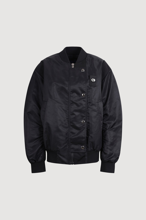 블랙 컬러의 글로시 블루종 점퍼입니다. 나일론 소재로 제작되어 부드러운 촉감을 자랑하며, 봄, 가을 시즌에 적합합니다. 캐주얼, 미니멀, 시티보이 스타일을 즐겨 입는 분들께 추천하며, 무지 패턴과 레귤러핏으로 어떤 옷에도 쉽게 매치할 수 있습니다. 집업과 스냅 버튼으로 여밈이 가능하며, 얇은 두께감으로 간절기에 유용합니다. 양옆 포켓과 리브 짜임 마감 디테일이 돋보이는 데일리 점퍼입니다.
