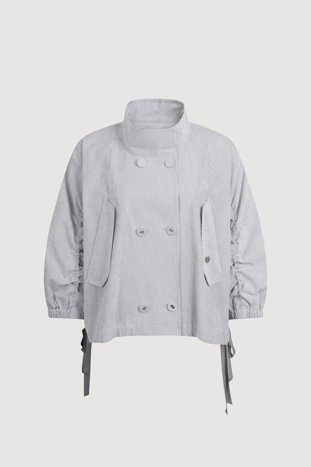 캐주얼 더블 점퍼 (라이트 화이트)는 여성스러운 무드를 자아내는 클래식하고 러블리한 스타일의 점퍼입니다. 봄, 가을에 어울리는 루즈핏 디자인으로, 더블 버튼 여밈과 긴소매, 슬리브 밴딩 셔링 디테일로 포인트를 더했습니다. 양 사이드 포켓과 밑단 리본 디테일이 돋보이며, 데이트룩, 카페룩, 모임룩 등 다양한 TPO에 활용하기 좋습니다. 미니멀하면서도 걸리시한 스타일을 연출할 수 있는 매력적인 아이템입니다. 
