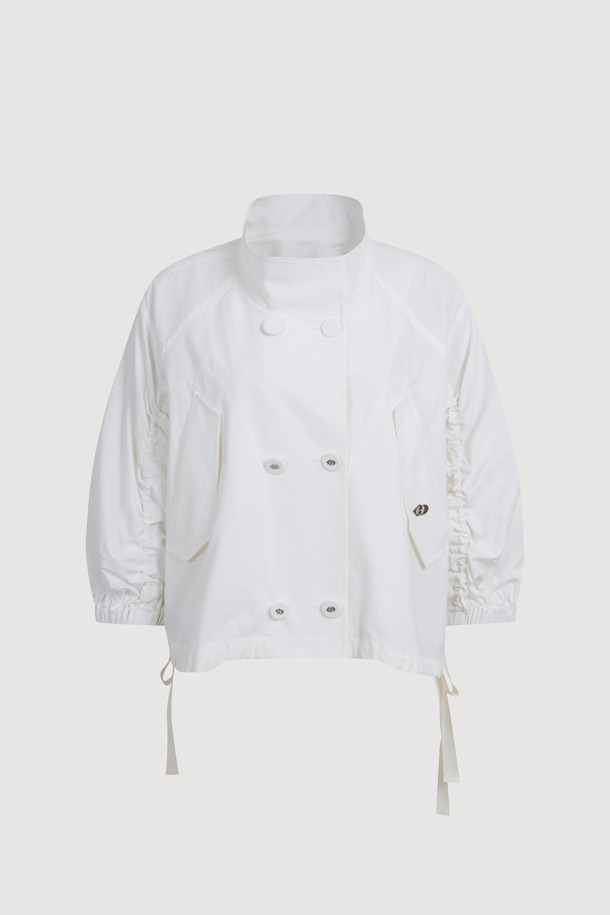 캐주얼 더블 점퍼 (화이트)는 여성스러운 스타일을 연출하기 좋은 아우터입니다. 봄, 가을에 어울리는 이 점퍼는 클래식하고 러블리한 무드를 자아내며, 루즈핏으로 편안하게 착용할 수 있습니다. 더블 버튼 여밈 방식과 긴 소매, 사이드 포켓, 소매 밴딩 셔링, 밑단 리본 디테일이 특징이며, 실루엣 조절이 가능하여 다양한 스타일을 연출할 수 있습니다. 데이트룩, 쇼핑룩, 모임룩 등 다양한 TPO에 미니멀하고 걸리시한 스타일로 코디해보세요.
