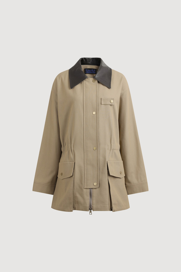 가죽 칼라 스트링 점퍼는 베이지, 블랙 두 가지 색상으로 제공되는 여성용 아우터입니다. 가죽 소재로 제작되어 클래식하고 베이직한 스타일을 연출하며, 봄, 가을에 착용하기 좋습니다. 레귤러 핏의 레귤러 기장으로, 지퍼와 스냅 버튼으로 여밈이 가능하며, 허리 버클 스트랩과 다양한 포켓 디테일이 특징입니다. 데이트룩, 모임룩, 가을 나들이룩에 어울리는 미니멀하고 시크한 분위기를 더해줍니다.
