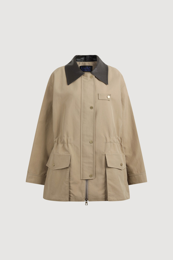 가죽 칼라 스트링 점퍼는 여성 의류로, 베이직하면서도 시크한 스타일을 연출합니다. 봄, 가을에 어울리는 이 점퍼는 레더 칼라와 버클 스트랩, 포켓 디테일로 포인트를 더했습니다. 베이지와 블랙 두 가지 색상으로 출시되었으며, 크롭 기장과 레귤러 핏으로 편안하게 착용할 수 있습니다. 지퍼와 스냅 여밈 방식의 반소매 디자인으로, 데이트룩, 모임룩, 쇼핑룩 등 다양한 TPO에 활용 가능합니다.
