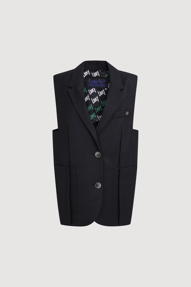 턱 포인트 백 스트랩 베스트 (블랙)는 미니멀하고 베이직한 스타일의 여성용 베스트입니다. 사계절 활용 가능하며, 데이트룩과 모임룩에 잘 어울립니다. 힙라인 기장의 민소매 디자인으로, 턱 디테일과 백 스트랩으로 포인트를 주어 세련된 느낌을 줍니다. 버튼 여밈 방식으로 사이즈 조절이 가능하며, 다양한 스타일 연출에 용이합니다. 블랙 컬러로 어떤 옷에도 매치하기 쉬워 활용도가 높습니다.
