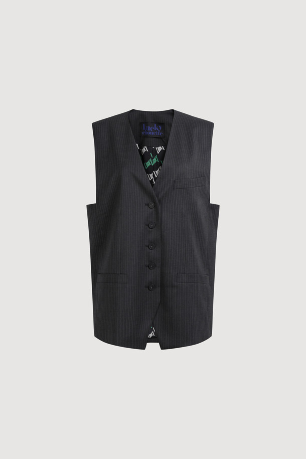 핀 스트라이프 오버 핏 베스트는 포멀하면서 시크한 무드를 연출하는 상의입니다. 블랙 컬러의 핀 스트라이프 패턴이 세련된 느낌을 주며, 브이넥 디자인과 민소매 기장으로 시원하게 착용할 수 있습니다. 오버 핏으로 제작되어 편안한 착용감을 선사하며, 레이어드 스타일링이 가능하여 다양한 연출이 가능합니다. 오피스룩, 출근룩, 모임룩 등 TPO에 맞춰 시크하고 클래식한 스타일을 완성해보세요. 사계절 내내 활용 가능한 실용적인 아이템입니다.
