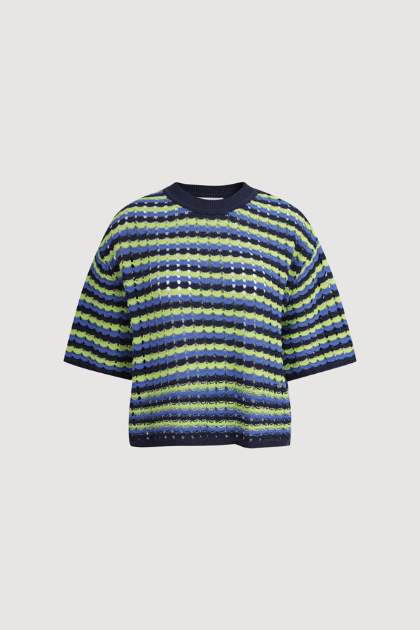 컬러 믹스 크로셰 풀오버는 네이비, 그린, 블루 컬러 배색의 여성용 니트/스웨터입니다. 봄, 여름 시즌에 어울리는 반소매 기장의 레귤러핏 상의로, 캐주얼한 스타일을 연출합니다. 부드러운 촉감의 니트 소재에 크로셰와 스트라이프 패턴이 돋보이며, 라운드넥 디자인과 리브 짜임 마감, 통기성이 특징입니다. 동네 마실룩이나 카페룩, 캐주얼, 미니멀, 클래식 스타일을 선호하는 분들께 추천합니다.
