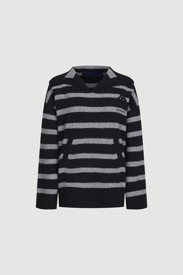 **Stripe Sailor Collar Knit (스트라이프 세일러 칼라 니트)**

가을, 겨울 시즌을 위한 여성 니트/스웨터입니다. 부드러운 촉감의 니트 소재로 제작되었으며, 블랙과 그레이 두 가지 색상으로 만나보실 수 있습니다. 레귤러 핏과 긴 소매 기장, 두꺼운 두께감으로 따뜻하게 착용 가능하며, 캥거루 포켓과 리브 마감 디테일이 돋보입니다. 페미닌, 캐주얼 스타일 모두 소화 가능하며, 브랜드 로고 자수가 은은하게 포인트가 되어줍니다. 세일러 칼라와 스트라이프 패턴의 조화가 돋보이는 데일리 니트입니다. 
