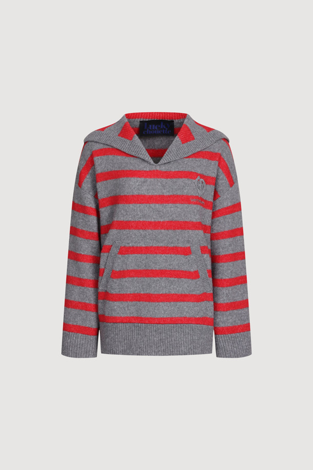 그레이와 레드의 스트라이프 패턴이 돋보이는 스트라이프 세일러 칼라 니트입니다. 부드러운 촉감의 니트 소재로 제작되어 가을, 겨울 시즌 따뜻하게 착용하기 좋습니다. 캥거루 포켓과 브랜드 로고 자수, 리브 마감 디테일이 더해져 캐주얼하면서도 페미닌한 무드를 연출합니다. 레귤러핏과 긴소매 기장으로 편안하게 데일리룩, 카페룩, 데이트룩 등 다양한 TPO에 활용하기 좋습니다. 보온성이 뛰어나 추운 날씨에도 따뜻함을 유지해 줍니다.
