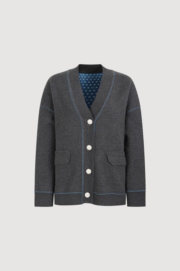 멜란지 그레이 컬러의 리버서블 도트 니트 가디건입니다. 울 소재로 제작되어 부드러운 촉감과 따뜻함을 선사하며, 가을, 겨울 시즌 데일리룩에 활용하기 좋습니다. 브이넥 디자인과 레귤러핏으로 클래식하고 캐주얼한 스타일을 연출하며, 안감에는 도트 패턴이 적용되어 있습니다. 2WAY 스타일링이 가능하여 다양한 분위기로 연출할 수 있으며, 양옆 포켓과 버튼 여밈 디테일로 실용성을 더했습니다. 겨울 동네 마실룩이나 카페룩으로 편안하게 착용해보세요.
