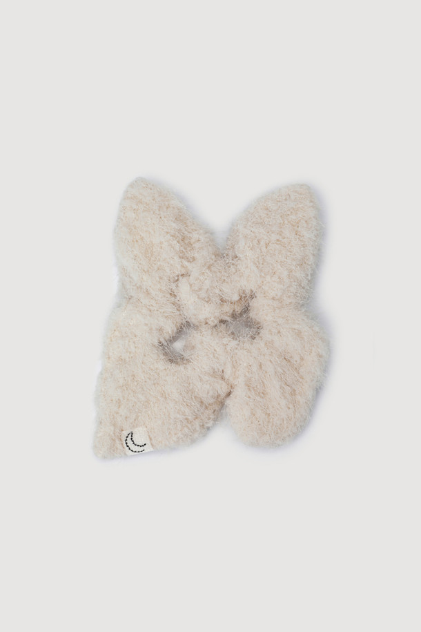 럭키슈에뜨(LUCKY CHOUETTE)의 Chouetties(슈에티스) 부클 스크런치(아이보리)입니다. 부드러운 부클 소재로 제작되어, 캐주얼한 무드로 연출하기 좋습니다. 아이보리 컬러에 럭키 크레센트 문 와펜 자수 포인트가 더해져 포인트를 더했습니다. 동네 마실룩, 카페룩 등 편안한 스타일에 매치하여 미니멀하면서도 개성 있는 스타일을 연출해보세요. 사각형 형태의 스크런치로, 부드러운 촉감이 특징입니다.
