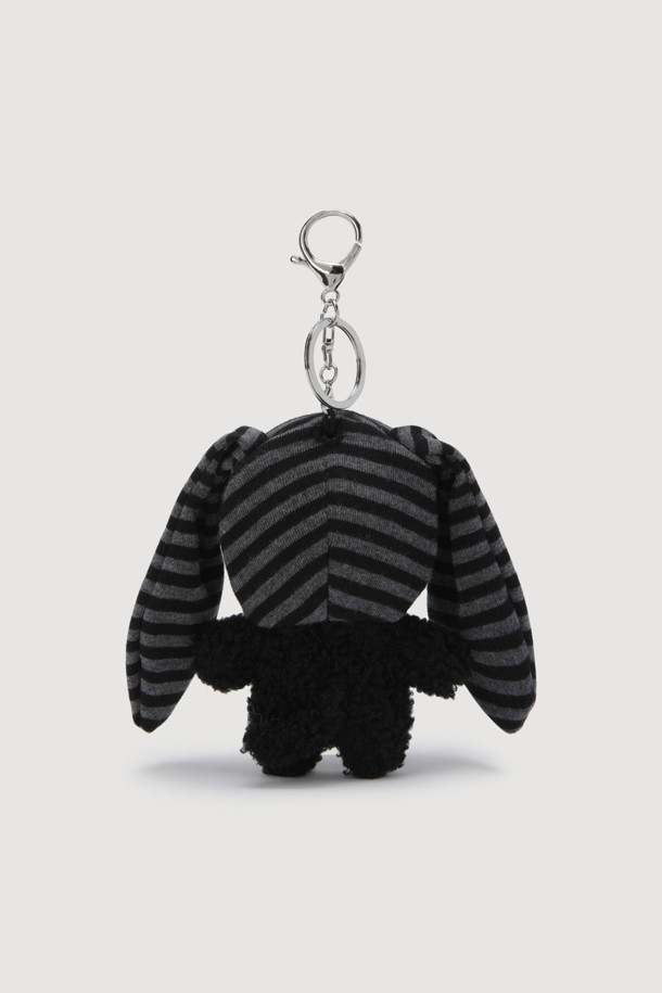 LUCKY CHOUETTE (럭키슈에뜨)의 Chouetties (슈에티스) Shurong (슈롱) 키링입니다. 부클과 져지 소재를 사용하여 제작되었으며, 캐주얼한 스타일을 연출합니다. 멀티컬러, 블랙, 그레이 색상으로 제공되며, 스트라이프와 슈롱이 캐릭터, 토끼 탈 디자인의 자수 장식이 돋보입니다. 탈착 가능하여 실용적이며, 일상에서 포인트를 줄 수 있는 아이템입니다. 올빼미 캐릭터가 귀여움을 더하는 키링입니다.
