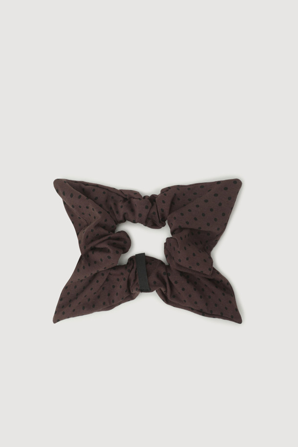 LUCKY CHOUETTE의 Chouetties 패턴 스크런치는 브라운 색상의 도트 무늬가 돋보이는 여성용 패션 소품입니다. 사각 형태에 신축성 좋은 소재를 사용하여 데일리로 편안하게 착용할 수 있으며, 라벨 장식이 포인트를 더합니다.
