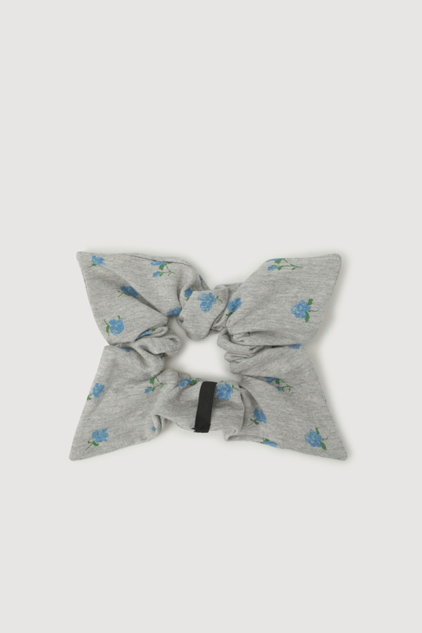 LUCKY CHOUETTE의 [Re-Order] Chouetties_Pattern Scrunchie (grey)는 데일리 스타일을 위한 여성용 스크런치입니다. 플라워 패턴과 신축성 좋은 소재, 라벨 포인트를 더해 크레센트 문과 세일러문 컨셉을 표현했습니다. 18cm 사각 형태의 그레이 컬러 스크런치는 당신의 헤어스타일에 사랑스러운 포인트를 더해줄 것입니다.
