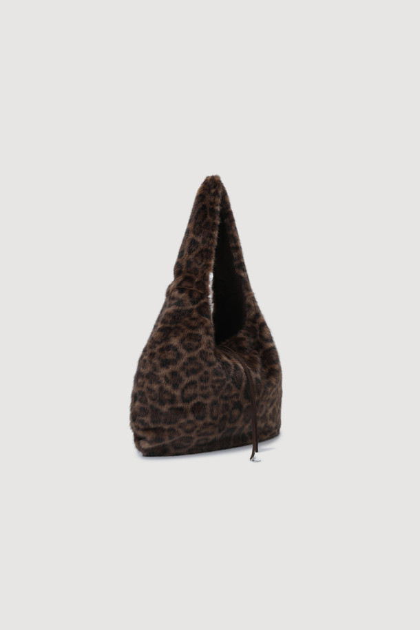 [Re-Order] 럭키슈에뜨_페이크 퍼 호보백은 부드러운 페이크 퍼 소재로 제작되어 포근한 착용감을 선사하는 여성용 호보백입니다. 미디엄 사이즈에 레오파드 패턴이 더해져 캐주얼하면서도 레트로한 스타일을 연출하며, 금속 장식과 퍼 디테일이 고급스러움을 더합니다. 가방 내부 수납력이 뛰어나 실용적이며, 끈 여밈 방식으로 내용물을 안전하게 보관할 수 있습니다. 가볍게 들고 다니기 좋아 일상 속에서 편안하게 사용할 수 있는 럭키슈에뜨 브랜드의 호보백입니다.
