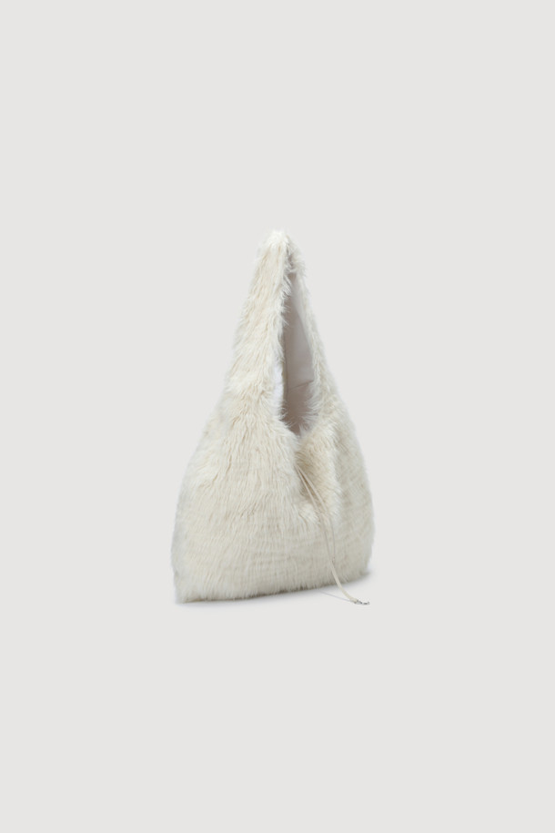 [Re-Order] 럭키슈에뜨_페이크 퍼 호보백은 부드럽고 따뜻한 페이크 퍼 소재에 레오파드 패턴으로 포인트를 더한 여성용 호보백입니다. 아이보리 컬러와 끈 여밈 방식으로 편안하고 웨어러블하게 착용 가능하며, 가벼운 착용감과 넉넉한 수납공간을 제공합니다. 금속 장식 디테일이 돋보이며, 캐주얼 및 레트로 스타일 연출에 적합합니다. 헤어리한 긴 모장으로 포근한 질감을 더해, 일상에서 스타일리시하게 활용할 수 있습니다.
