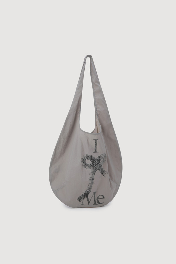 Chouetties by LUCKY CHOUETTE의 Graphic Tote Bag(grey)은 빈티지한 무드의 여성용 토트백입니다. 나일론 소재에 달 모티프와 리본, 프린트 패턴이 돋보이며, 접이식 디자인으로 휴대성을 높였습니다. 내부 포켓이 있어 실용적이며, 매지컬/셀레스티얼 테마를 담아 일상 속에서 특별한 스타일을 연출합니다.
