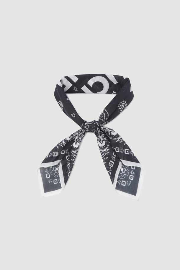 다크 네이비 색상의 페이즐리 스퀘어 스카프입니다. 면과 실크 혼방 소재로 제작되어 부드러운 촉감을 선사하며, 봄, 여름, 가을 계절에 착용하기 좋습니다. 클래식과 캐주얼 스타일 모두 소화 가능하며, 헤어밴드 또는 탑으로도 활용 가능한 다용도 아이템입니다. 동네 마실룩, 카페룩, 여행룩 등 다양한 TPO에 맞춰 스타일링 해보세요. 미니멀한 룩에도 포인트 아이템으로 활용하기 좋습니다.
