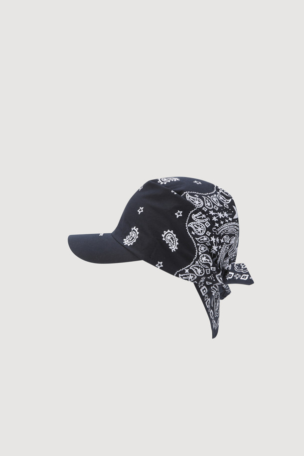 페이즐리 스카프 캡(다크 네이비)은 스트리트 감성을 담아낸 하이브리드 캐주얼 스타일의 모자입니다. 다크 네이비 컬러에 페이즐리 무늬가 돋보이며, 스카프를 활용한 투웨이 연출이 가능합니다. 앞면에는 럭키슈에뜨 레터링 자수 디테일이 더해져 포인트를 더했습니다. 산책룩이나 여행룩에 매치하여 개성 있는 스타일을 연출할 수 있으며, 캐주얼, 스트리트, 클래식 등 다양한 스타일을 소화합니다.
