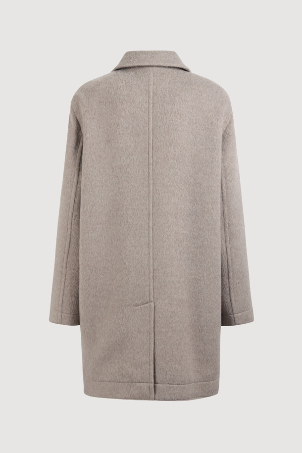 럭키슈에뜨의 Chouetties (슈에티스) 하프 더블 코트는 멜란지 베이지 컬러의 여성용 코트입니다. 캐주얼한 스타일로, 가을과 겨울에 착용하기 좋으며, 루즈핏으로 편안함을 더했습니다. 울 소재에 두꺼운 두께감으로 따뜻함을 유지하며, 안감이 있어 착용감을 높였습니다. 더블 버튼 여밈 방식과 4개의 포켓, 긴 소매 디자인이 특징이며, 출근룩, 클래식, 미니멀, 캐주얼 스타일을 연출하기 좋습니다.
